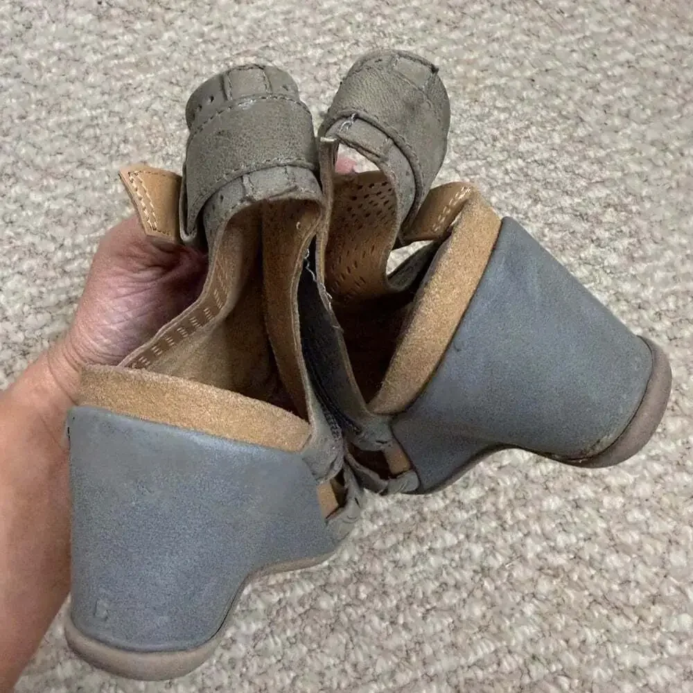Earth Wedge Sandals Size 8.5 peep toe wedge heels